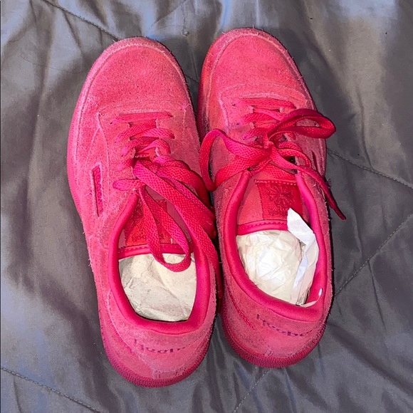 hot pink reebok shoes
